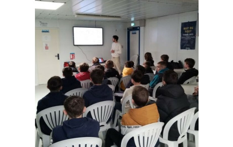 Kylian Hardy explique l'arbitrage aux U15